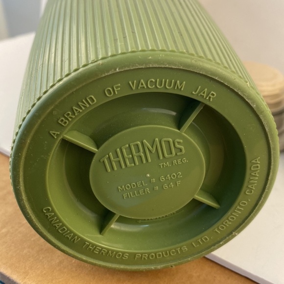 Vintage Thermos Narrow neck Glass Lined Large green cream handle ribbed 4 cups - Picture 7 of 10